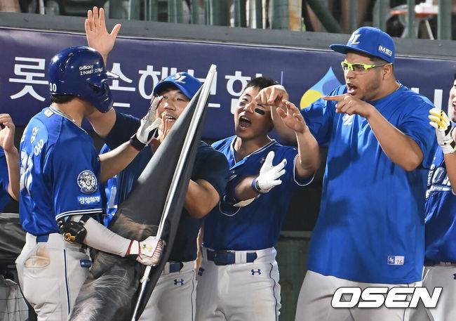 [OSEN=부산, 이석우 기자] 17일 부산 사직야구장에서 2025 신한 SOL 뱅크 KBO 리그 롯데 자이언츠와 삼성 라이온즈의 경기가 열렸다. 홈팀 롯데는 감보아가, 방문팀 삼성은 이승현이 선발 출전했다.삼성 라이온즈 김영웅이 8회초 1사 만루 동점 우월 만루 홈런을 치고 동료들의 축하를 받고 있다. 2025.08.17 / foto0307@osen.co.kr