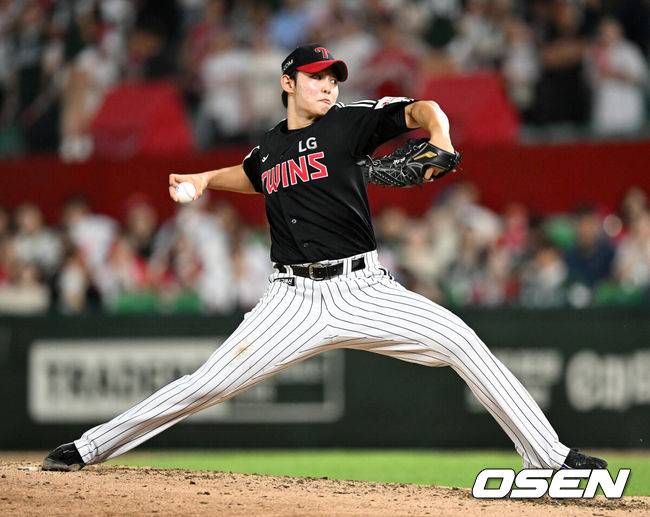 [OSEN=인천, 이대선 기자] 15일 오후 인천 SSG랜더스필드에서 2025 신한 SOL Bank KBO리그 SSG 랜더스와 LG 트윈스의 경기가 열렸다.SSG는 화이트, LG는 치리노스를 선발 투수로 내세웠다.6회말 무사에서 LG 김영우가 역투하고 있다. 2025.08.15 /sunday@osen.co.kr