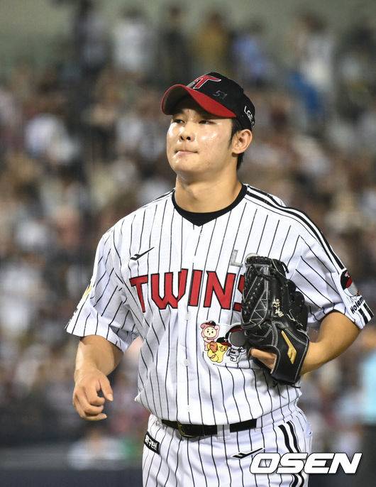 [OSEN=잠실, 조은정 기자]5일 오후 서울 잠실구장에서 ‘2025 신한 SOL Bank KBO리그’ LG 트윈스와 두산 베어스의 경기가 열렸다.LG는 손주영, 두산은 최승용을 선발로 내세웠다.6회초 삼자범퇴로 이닝을 마친 LG 김영우가 마운드에서 내려오고 있다. 2025.08.05 /cej@osen.co.kr