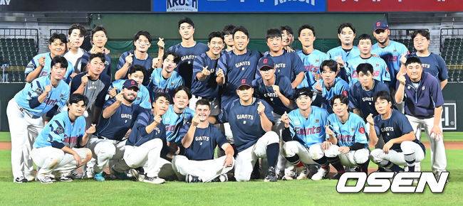 [OSEN=부산, 이석우 기자] 6일 부산 사직야구장에서 2025 신한 SOL 뱅크 KBO 리그 롯데 자이언츠와 KIA 타이거즈의 경기가 열렸다. 홈팀 롯데는 데이비슨이, 방문팀 KIA는 올러가 선발 출전했다.롯데 자이언츠 데이비슨이 롯데에서의 마지막 경기를 끝내고 동료 선수들과 기념촬영을 하고 있다. 2025.08.06 / foto0307@osen.co.kr