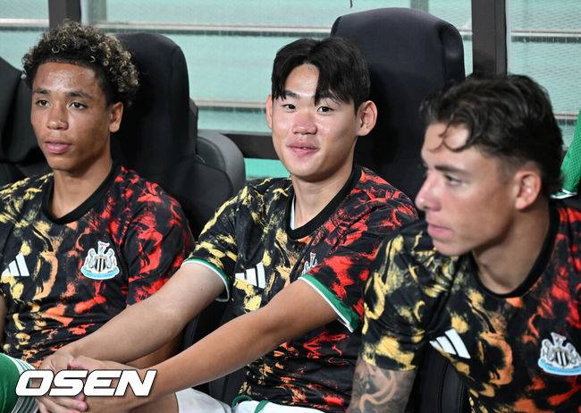 [OSEN=서울월드컵경기장, 이대선 기자] 3일 오후 서울월드컵경기장에서 쿠팡플레이 시리즈 2025&nbsp;2경기, 토트넘 홋스퍼 FC와 뉴캐슬 유나이티드 FC의 프리시즌 친선경기가 열렸다.토트넘 손흥민의 고별전이자 양민혁과 뉴캐슬 박승수의 맞대결로 주목받는 이번 경기는 단순한 프리시즌 친선경기가 아닌, 전설의 마지막, 신예의 등장 교차점이라는 특별한 의미가 더해진다.경기에 앞서 뉴캐슬 유나이티드 박승수가 그라운드를 바라보고 있다. 2025.08.03 /sunday@osen.co.kr