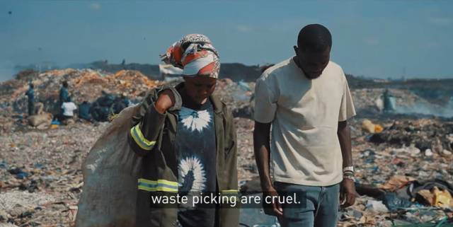 ▲'DUMPED: A WASTE PICKER'S STORY' 다큐멘터리 갈무리. 왼쪽의 두건을 두른 여성이 조이스다. ⓒ그린피스아프리카유튜브