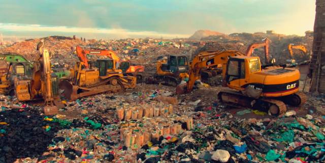 ▲'DUMPED: A WASTE PICKER'S STORY' 다큐멘터리 갈무리. 케냐의 한 쓰레기 폐기장 풍경. ⓒ그린피스아프리카유튜브