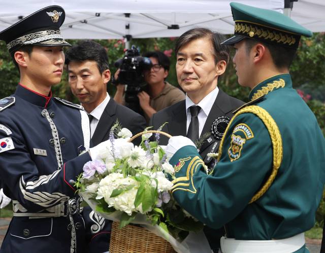 ▲조국혁신당 조국 전 대표가 18일 서울 동작구 국립서울현충원 내 김대중 전 대통령 묘역을 찾아 참배를 하고 있다. ⓒ연합뉴스