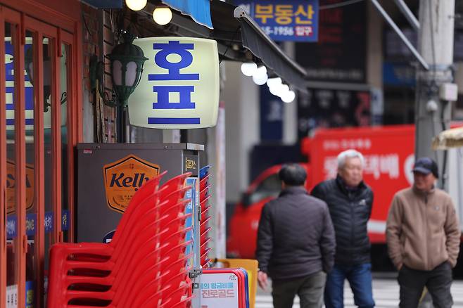 서울 시내 한 호프집 앞. 소비 위축 여파로 술집 매출이 1년 새 10% 가까이 줄어든 것으로 나타났다. 연합뉴스
