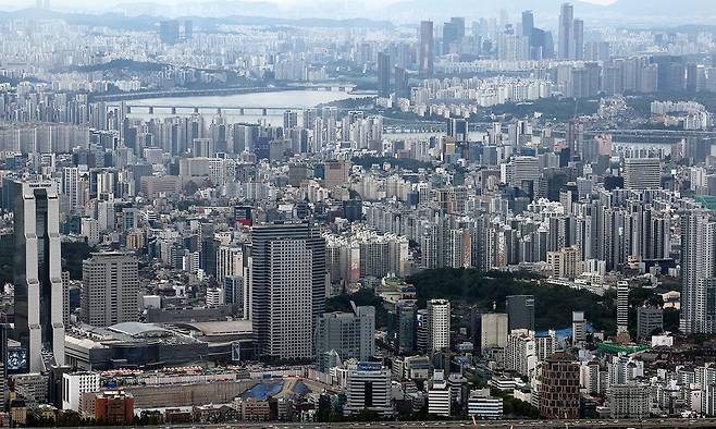 지난 17일 서울 송파구 롯데월드타워 전망대 서울스카이에서 바라본 서울 시내 아파트 및 빌라단지의 모습. 연합뉴스