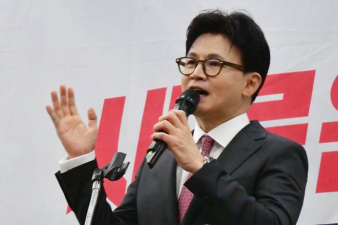 국민의힘 한동훈 전 대표가 지난 11일 오후 광주 서구 홀리데이인호텔에서 열린 김화진 국힘 전남도당위원장 취임식에 참석해 축사하고 있다. 광주=뉴시스