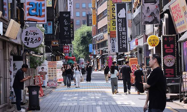 18일 서울 종로구 음식점거리가 썰렁한 모습을 보이고 있다. 남정탁 기자