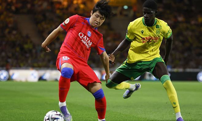 낭트와 리그1 시즌 개막전에서 공을 다루는 PSG 이강인(왼쪽). EPA연합뉴스