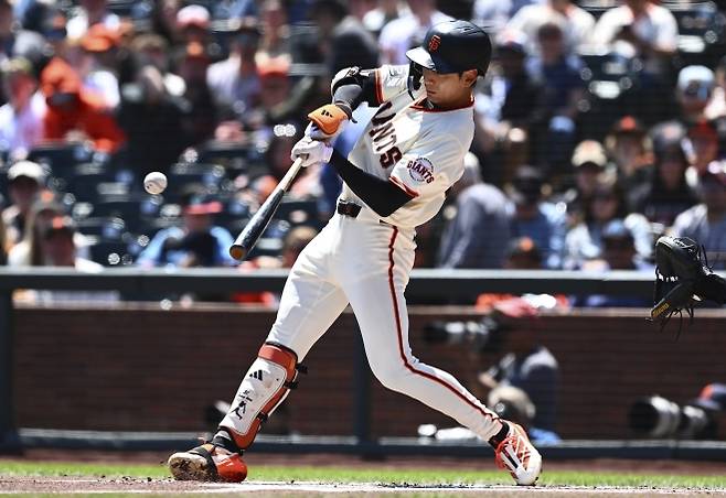 샌프란시스코 자이언츠 이정후가 18일(한국시간) 미국 캘리포니아주 샌프란시스코 오라클파크에서 열린 2025 미국 메이저리그(MLB) 정규시즌 탬파베이 레이스와의 홈 경기에서 타격하고 있다. AP 연합뉴스