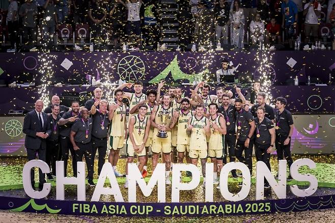 호주 남자농구 국가대표팀이 18일(한국시간) 사우디아라비아 제다에서 열린 2025 FIBA 아시아컵 결승전에서 중국을 90-89로 꺾은 뒤 우승 세레머니를 펼치고 있다. FIBA 제공