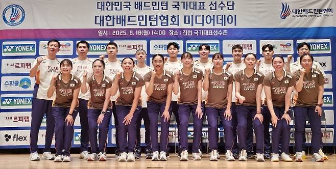 대한배드민턴협회 미디어데이 - 18일 충북 진천 국가대표선수촌에서 열린 대한배드민턴협회 미디어데이에서 안세영 등 선수들이 포즈를 취하며 기념촬영하고 있다. 2025.8.18 진천 연합뉴스