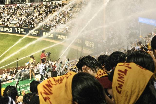 LG트윈스 응원단장이 안타가 나오자 물대포를 발사하는 모습. 김도연 기자