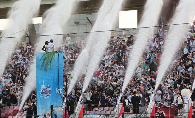 수원KT위즈파크에서 열린 2025 KBO리그 프로야구 한화 이글스와 kt wiz의 경기를 찾은 관중들이 워터 페스티벌 공연을 즐기고 있다. 연합뉴스