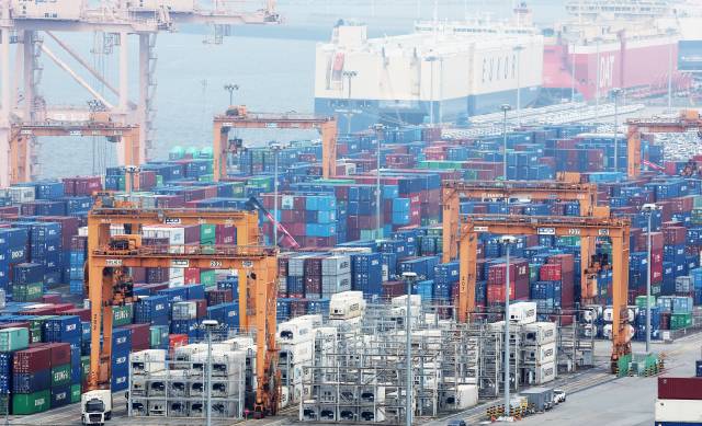 7일 경기도 평택항에 컨테이너가 쌓여 있다. 연합뉴스