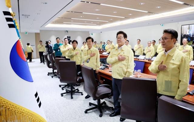 이재명 대통령이 18일 서울 용산 대통령실 청사에서 열린 을지 국무회의에서 국기에 경례를 하고 있다. 연합뉴스