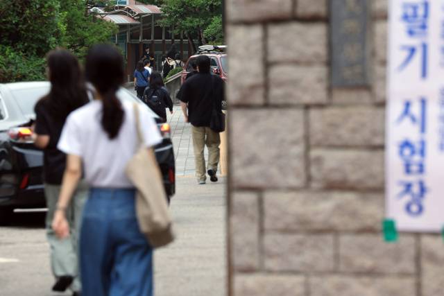 2025년 지방공무원 9급 공·경채 필기시험이 치러진 21일 오전 서울 중구 장충중·고등학교로 응시생들이 들어가고 있다. 뉴스1