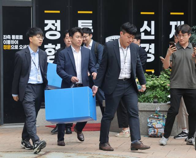 김건희 여사의 의혹들을 수사하는 민중기 특별검사팀이 이달 11일 서울 서초구 양재동 서희건설 사옥에서 압수수색을 마친 뒤 압수품을 옮기고 있다. 연합뉴스