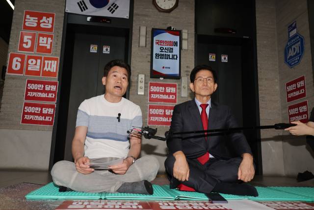한국사 강사 전한길 씨가 18일 서울 여의도 국민의힘 중앙당사를 찾아 농성 중인 김문수 당 대표 후보 옆에서 김건희특검팀 규탄 발언을 하고 있다. 연합뉴스