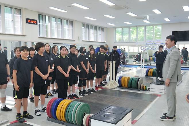 지난 5월 한남교 천안시체육회장이 성환중학교를 찾아 선수들을 격려하고 있다. ⓒ천안시체육회 제공