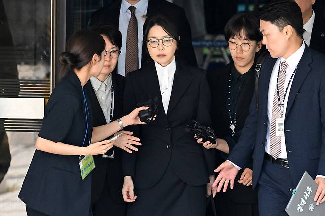 윤석열 전 대통령의 배우자 김건희 여사가 지난 12일 오후 서울 서초구 서울중앙지방법원에서 열린 구속 전 피의자 심문(영장실질심사)을 마치고 법원을 나서고 있다. ⓒ사진공동취재단