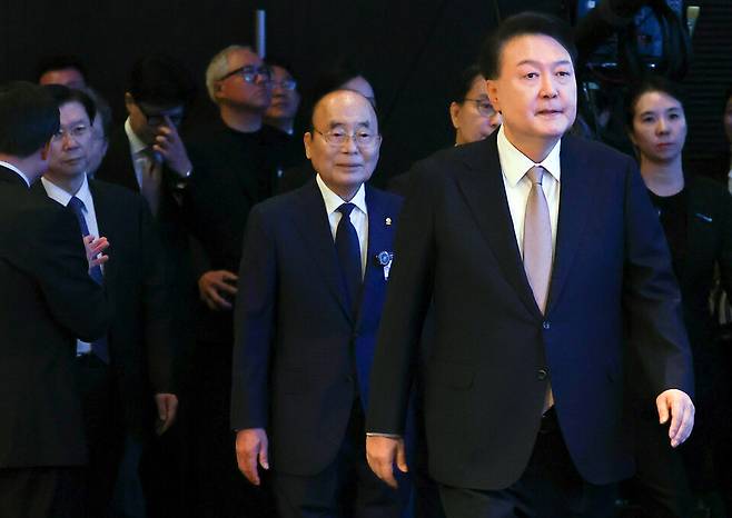 2024년 11월22일 윤석열 당시 대통령과 국가조찬기도회장을 맡고 있던 이봉관 서희건설 회장이 서울 중구 신라호텔에서 열린 제56회 국가조찬기도회에 함께 입장하고 있다. ⓒ