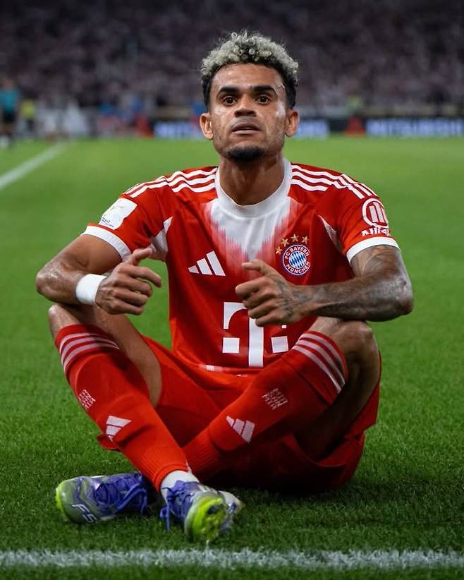 바이에른 뮌헨의 루이스 디아스가 17일(한국시간) 슈투트가르트와 독일 슈퍼컵에서 후반 결승골을 터트린 뒤 과거 리버풀에서 함께 한 디오구 조타를 추모하는 골 세리머니를 하고 있다. 사진출처｜바이에른 뮌헨 페이스북