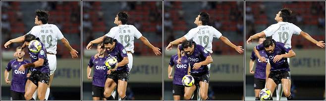 포항 이호재가 지난 15일 안양전에서 공중볼을 경합하다가 팔꿈치로 안양 수비수 김정현 얼굴을 가격하고 있다.  발리볼코리아닷컴 제공