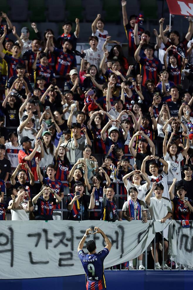 Suwon FC Bak scored a goal in the K -League home game against Ulsan HD on the 16th and is doing a heart ceremony in front of the fans. Provided by Professional Football Federation