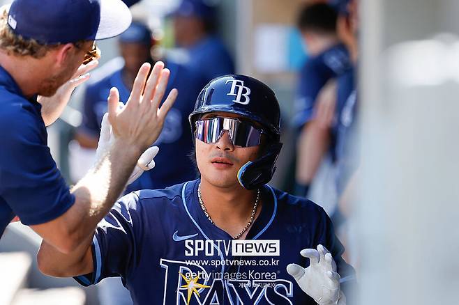 ▲ 하이파이브하는 김하성.