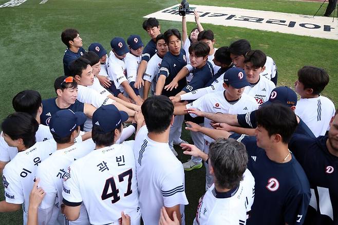 ▲ 조금 더 젊은 선수들 위주로 선수단을 개편한 두산은 내일이 더 기대되는 야구를 보여주고 있다 ⓒ두산베어스