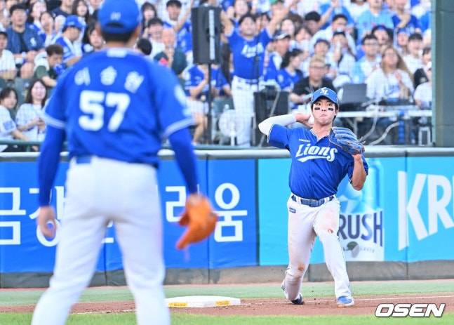 삼성 김영웅이 17일 사직 롯데전에서 1회말 타구를 잡아 1루로 송구하고 있다.