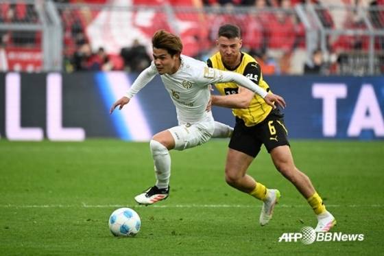 사노 카이슈(왼쪽)가 볼 경합을 펼치고 있다. /AFPBBNews=뉴스1