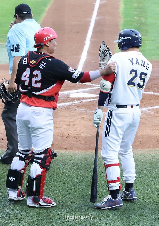 [포토] 양의지 구타하는 김태군