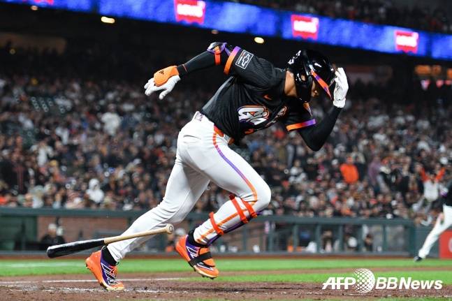 이정후가 안타를 치고 출루하고 있다. /AFPBBNews=뉴스1