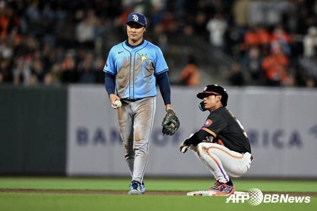 샌프란시스코의 이정후(오른쪽)와 탬파베이의 김하성. /AFPBBNews=뉴스1