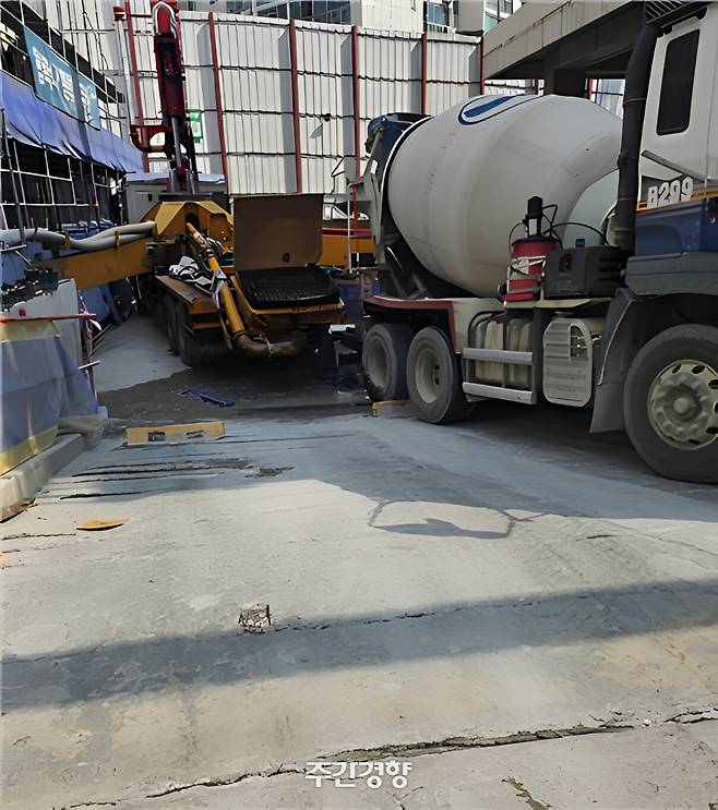 포스코이앤씨가 시공하는 서울 구로구 지식산업센터 건설 현장에서 레미콘 트럭이 뒤로 밀리는 산재 사고가 발생했다. 이 사고로 레미콘 트럭과 콘크리트 펌프카 사이에 끼인 이모씨는 왼쪽 다리를 절단했다. 이진호 리앤리파트너스 변호사 제공