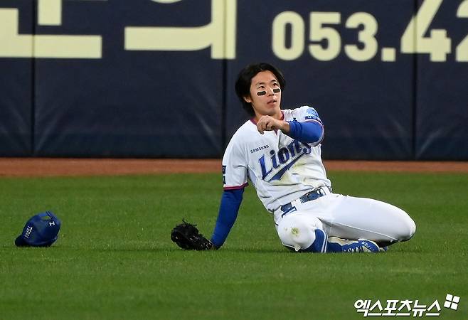 삼성 라이온즈 외야수 김성윤이 17일 부산 사직야구장에서 열린 2025 신한 SOL Bank KBO리그 롯데 자이언츠와의 팀 간 13차전에서 연장 10회말 호수비로 팀 패배를 막아냈다. 사진 엑스포츠뉴스 DB