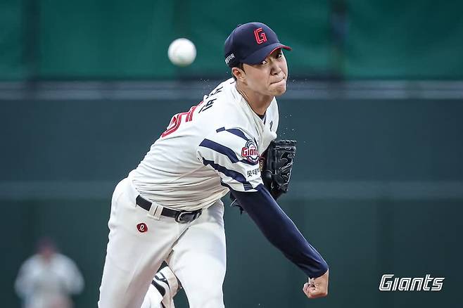 롯데 자이언츠 우완 파이어볼러 윤성빈이 17일 부산 사직야구장에서 열린 2025 신한 SOL Bank KBO리그 삼성 라이온즈와의 팀 간 13차전에서 연장 11회초 1사 1루에서 등판, ⅔이닝 1탈삼진 무실점을 기록했다. 사진 롯데 자이언츠