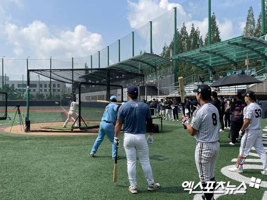 탬파베이 레이스 출신 신우열이 18일 오전 2026 KBO 신인드래프트 트라이아웃 타격 테스트를 앞두고 자신의 차례를 기다리고 있다. 엑스포츠뉴스 고양, 김유민 기자