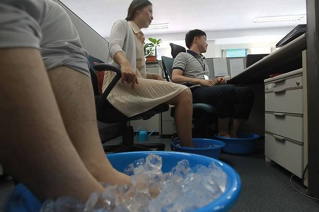 얼음물에 발 담그고 일하는 공공기관 [연합뉴스 자료사진]