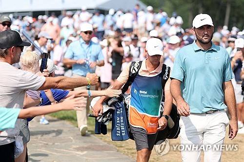 코스를 걷는 셰플러. [AFP/게티이미지=연합뉴스]