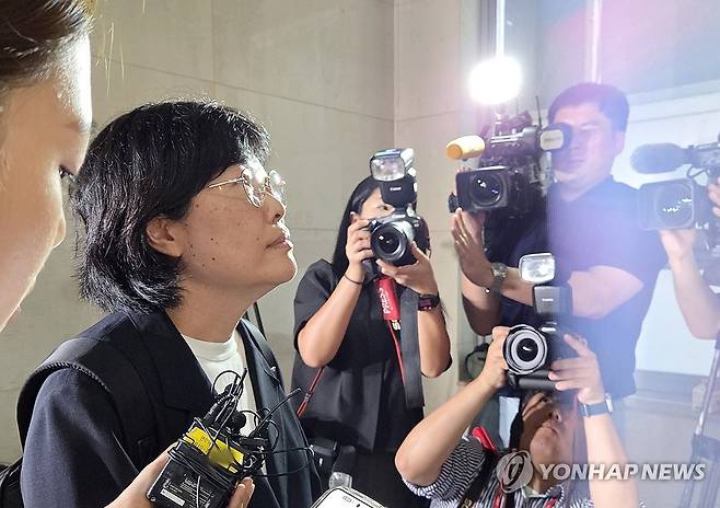 해병특검 출석하는 유재은 전 국방부 법무관리관 (서울=연합뉴스) 권지현 기자 = 채상병 순직 사건 수사 외압·은폐 의혹의 주요 인물 중 한 명인 유재은 전 국방부 법무관리관이 18일 피의자 신분으로 조사받기 위해 서울 서초구 이명현 순직해병특별검사팀 사무실에 출석하고 있다. 2025.8.18 fat@yna.co.kr