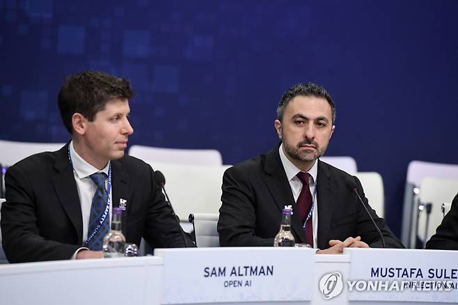 샘 올트먼 오픈AI 최고경영자(CEO)와 무스타파 술레이만 인플렉션AI CEO가 지난 2023년 11월 영국 블레츨리 파크에서 열린 AI 안전 정상회의에 참석해 나란히 앉아있다. [EPA=연합뉴스 자료사진]