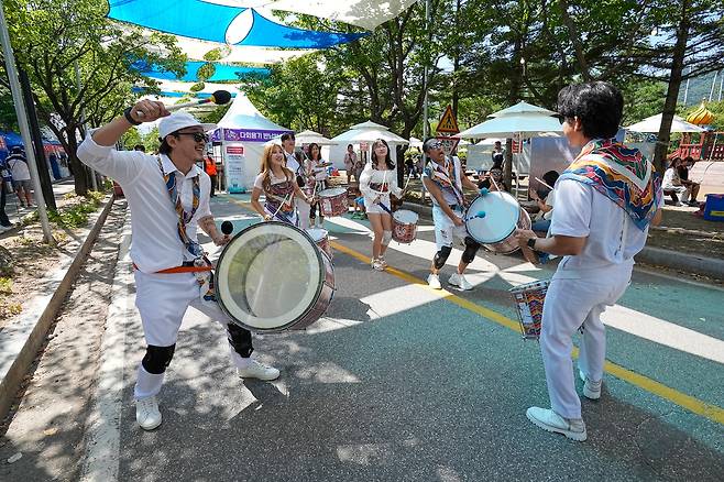 청춘양구 배꼽축제 길거리 퍼레이드 [양구군 제공. 재판매 및 DB 금지]