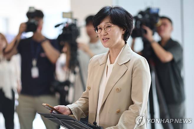 소감 밝히는 원민경 여성가족부 장관 후보자 (서울=연합뉴스) 윤동진 기자 = 원민경 여성가족부 장관 후보자가 18일 인사청문 준비 사무실이 마련된 서울 한국청소년활동진흥원으로 출근하며 소감을 밝히고 있다. 2025.8.18 mon@yna.co.kr