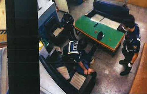 당시 지구대에서 피고인 체포하는 경찰관들 모습 [춘천경찰서 제공. 재판매 및 DB 금지]