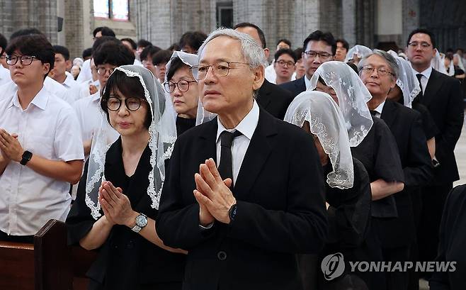 미사 드리는 유인촌 전 장관 (서울=연합뉴스) 유인촌 전 문화체육부 장관이 18일 서울 중구 명동대성당에서 엄수된 고 유경촌 주교 장례미사에 참석하고 있다. 2025.8.18 [사진공동취재단] photo@yna.co.kr