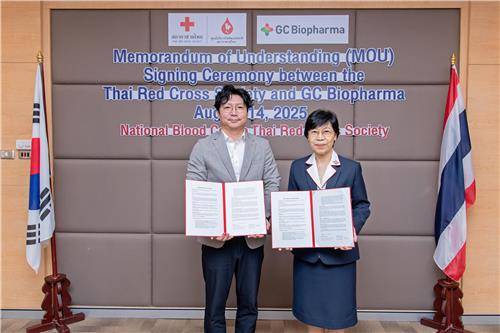 MOU 체결 후 기념사진 촬영 중인 박형준 GC녹십자 오창공장 본부장(사진 왼쪽), 두차이 차이와니치시리 태국 적십자사 혈액원장. [녹십자 제공]