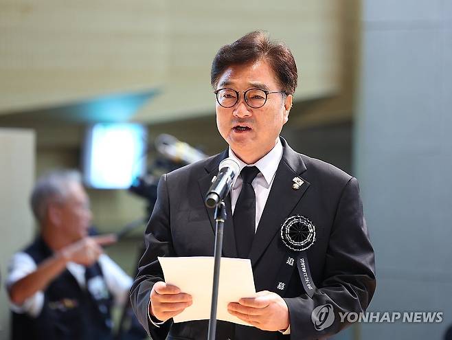 추모사하는 우원식 국회의장 (서울=연합뉴스) 김도훈 기자 = 우원식 국회의장이 18일 서울 동작구 국립서울현충원 현충관에서 열린 김대중 전 대통령 서거 16주기 추모식에서 추모사를 하고 있다. 2025.8.18 superdoo82@yna.co.kr